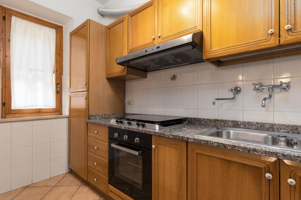 Enchanting Flat With Patio In Abbadia A Isola มอนเตริจโจนี ภายนอก รูปภาพ