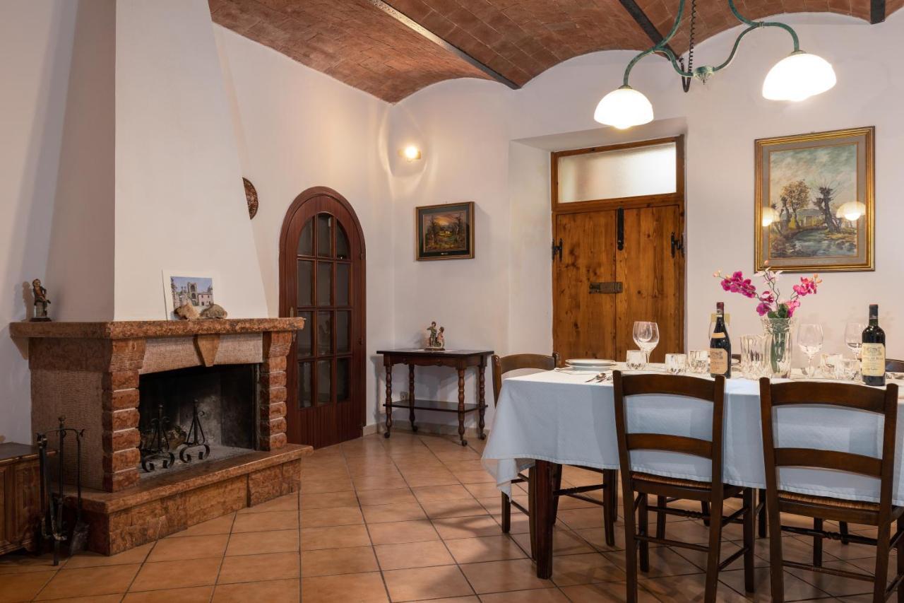 Enchanting Flat With Patio In Abbadia A Isola มอนเตริจโจนี ภายนอก รูปภาพ