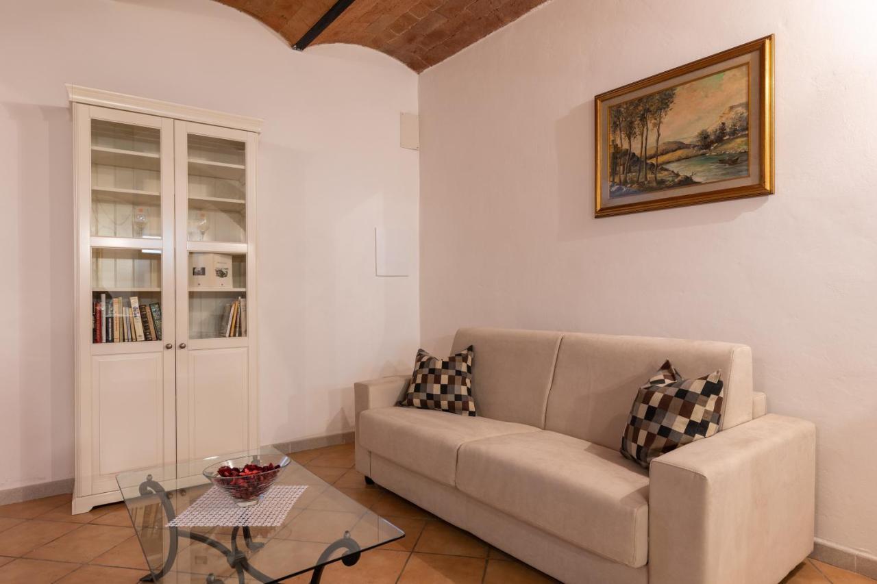 Enchanting Flat With Patio In Abbadia A Isola มอนเตริจโจนี ภายนอก รูปภาพ