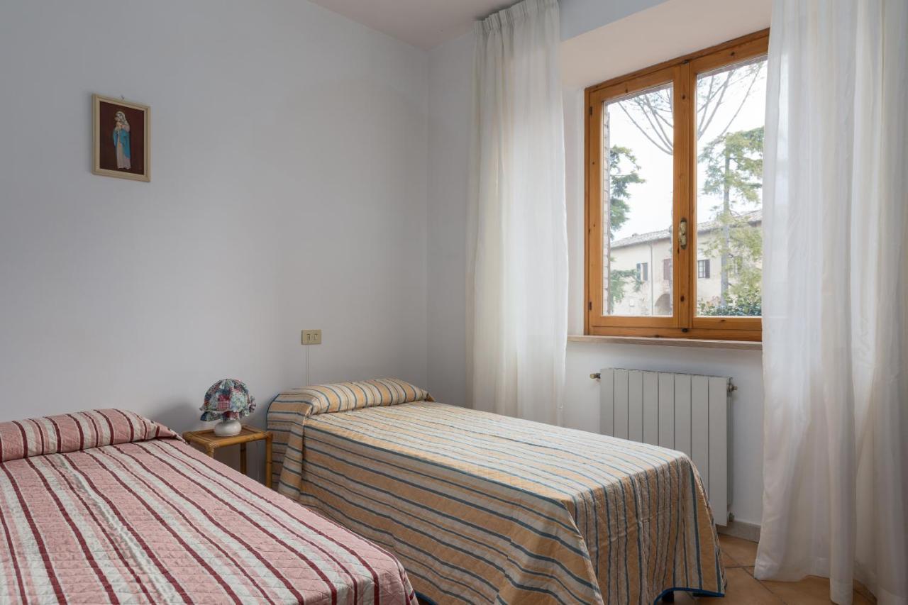 Enchanting Flat With Patio In Abbadia A Isola มอนเตริจโจนี ภายนอก รูปภาพ