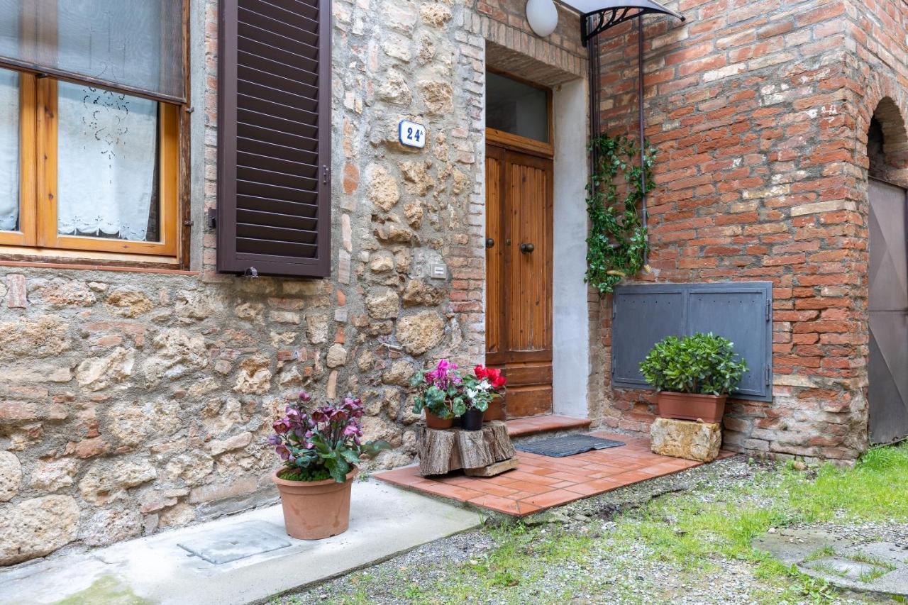 Enchanting Flat With Patio In Abbadia A Isola มอนเตริจโจนี ภายนอก รูปภาพ